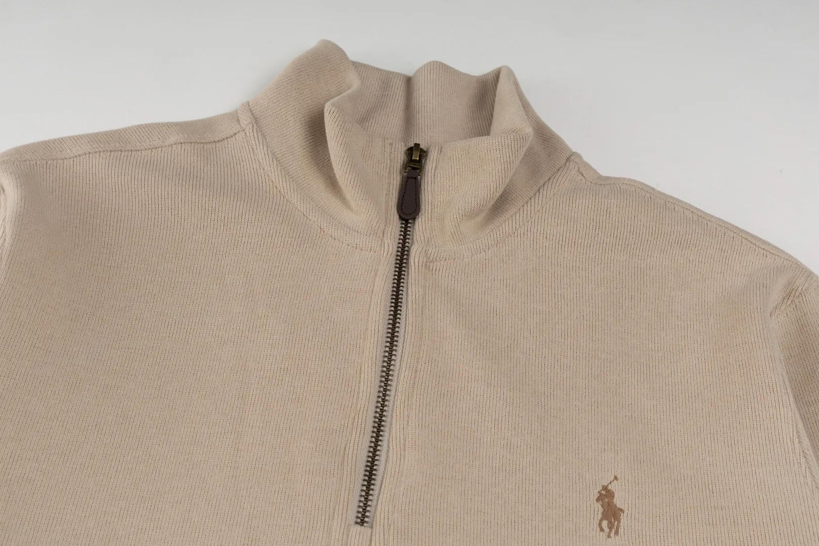 P230 #R97 Ralph lauren twelve-color embroidered pony logo half-zip high-neck long-sleeved knitted sweatshirt. The same style for men and women. New autumn sweatshirts for couples are here! This kind of sweatshirt is really popular this year, even more popular than the hooded sweatshirt. Open the zipper and it can be used as a large lapel, which makes it more fashionable. The color of the classic design of the little war horse on the chest is matched with the embroidery. The simple zipper design echoes the brand logo, so you don’t need to match too much. The sweater version is loose enough! The fabric is custom-woven and dyed 100 cotton. 320g high gram weight 100% cotton knitted cotton with a certain thickness. The fabric is soft and comfortable, and the three-dimensional fabric is full of texture. The stitching is three needles and five threads, which is beautiful and strong. The pattern is also good. Although it is loose, it does not look bulky! - It is not a popular color scheme on the street. The color is pure and highly recommended. The upper body has a particularly high rate of turning heads. Loose style. Big drop shoulder OS style. Same style for men and women. Couple wear. Versatile and practical! Color: Gray, navy, khaki, green label, oatmeal brown label, apricot, black, army green, burgundy, pink, dark gray, light blue, white. Size: S M L XL Length: 70/72/74/76 Bust: 53.5/55.5/57.5/58.5 Shoulder width: 44/45/46/47 Sleeve length: 61/62/63/64